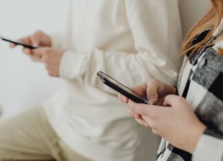 Minori sui social? Dall’Australia alla Grecia (all’Italia), come cambia la soglia dell’età digitale