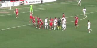 Punizione sotto l’incrocio, ma arbitro non ‘vede’ il gol: scandalo arbitrale in Turchia