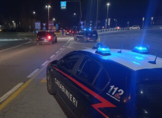 Spaccia cocaina e hashish davanti al locale, in manette pusher di 28 anni
