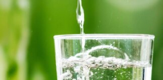 Acqua frizzante per dimagrire? Può funzionare ma non è per tutti: i rischi