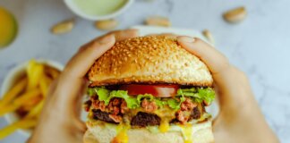 Addio porzioni extra-large nei fast food: pesa caro-vita ma anche girovita