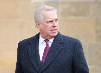 Andrew, via i titoli e la casa… ma non i privilegi funebri