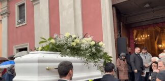 Asti, è il giorno del funerale di Zoe Trinchero: bara bianca coperta di rose