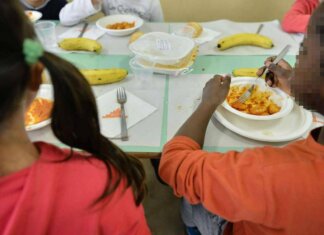 Bimbi a tavola, studio: “Mangiare senza aiuto favorisce sviluppo linguaggio”