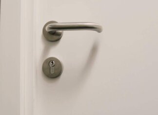 Carta stagnola sulle maniglie delle porte, un gesto gentile verso la propria casa