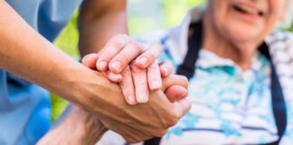 Contratti per colf e badanti in bilico: welfare a rischio