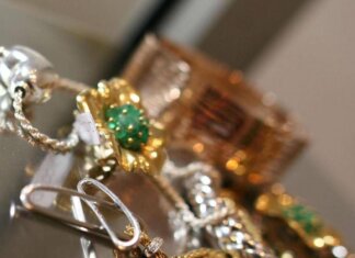 Da gioielli famiglia a posate nonna, è corsa ai compro oro