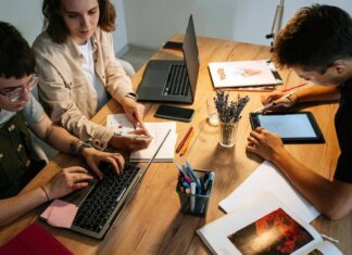 Eurispes, Italia perde 34.700 giovani l’anno e 1,7 mld pil a causa emigrazione