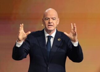 Fifa, l’assist di Infantino a Putin: “L’esclusione della Russia ha creato odio, va rivista”