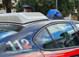 Scoperto mentre ruba aggredisce il personale di servizio: arrestato un 57enne