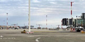 Fumo in cabina aereo, atterraggio d’emergenza a Venezia: paura per 168 passeggeri