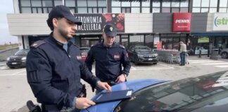 Volto travisato e pistola rapina un supermercato e fugge in auto: preso