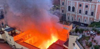 Incendio all’alba di oggi a Napoli, in fiamme il Teatro Sannazaro – IL VIDEO DEL ROGO
