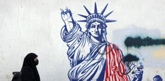 Iran, Trump boccia i negoziati: “Non sono contento”. Attacco più vicino, i segnali