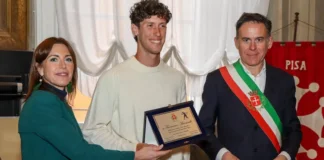 Il Comune premia l’eccellenza sportiva: targa di riconoscimento al tennista Maestrelli in Sala Baleari Maetrelli