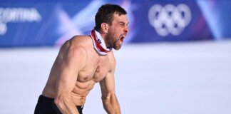 Milano Cortina 2026, vince e… si strappa la maglia: esultanza ‘alla Balotelli’ dopo l’oro