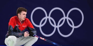 Milano Cortina, Casper cade durante Italia-Usa di curling. Cos’è successo alle Olimpiadi