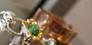 Moglie e amante? Un gioiello ‘per due’: ecco come gestire doppi (o tripli) regali e non farsi beccare