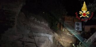 Muro di contenimento crolla su una palazzina a Formello, un morto e due feriti