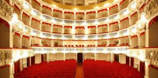 Napoli, la storia del Teatro Sannazaro: dal 1847 la ‘Bomboniera di Via Chiaia’