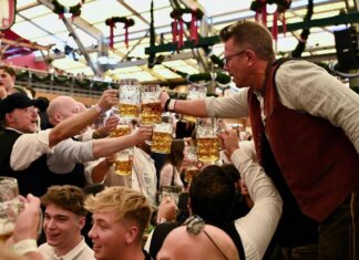 Oktoberfest a pagamento? Scoppia la lite sul biglietto d’ingresso