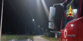 Perde il controllo dell’auto e si ribalta in un fosso: salvato dai vigili del fuoco