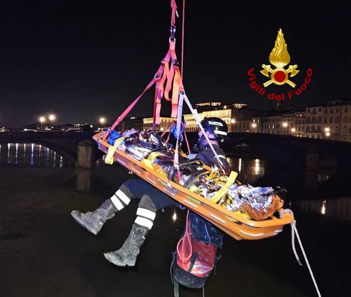 Cade in Arno, 26enne recuperato dai vigili del fuoco