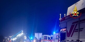 Autobus di linea con otto persone a bordo finisce fuori strada dopo l’incidente