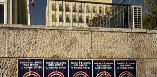 Protesta laziali, manifesti con simbolo Forza Italia sbarrato: “Finché c’è Lotito non avrete nostro voto”
