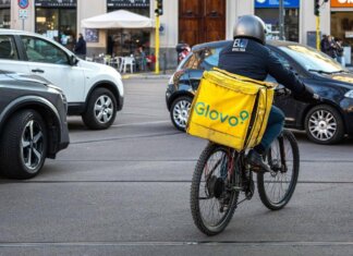 Rider di Glovo e Deliveroo in sciopero dopo l’assemblea promossa dal Nidil Cgil