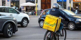 Rider sfruttati, procura Milano dispone controllo giudiziario per Glovo Foodinho