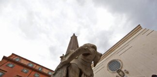 Roma, danneggiata scultura dell’Elefantino in piazza della Minerva: zanna spezzata