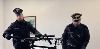 Roma, tiro al bersaglio col fucile dalla finestra: in casa aveva un arsenale