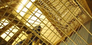 Salerno, la denuncia: l’omicida del panettiere di Sarno si fotografa in cella con il fratello