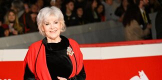 Sanremo 2026, Caterina Caselli riceve il premio alla carriera: l’omaggio al ‘Casco d’Oro’