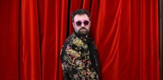 Sanremo 2026, Dargen D’Amico chi è: gli esordi nel freestyle e gli occhiali da sole come alter ego