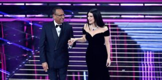 Sanremo 2026, Laura Pausini ‘inciampa’ sulle parole: lo ‘sfottò’ di Can Yaman