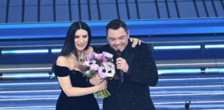 Sanremo, Tiziano Ferro a Laura Pausini: “Il prossimo anno io e te insieme”
