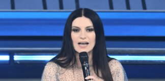 Sanremo, la gaffe ‘piccante’ di Pausini col microfono: “Mamma tutto bene…”