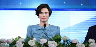 Sanremo, la quarta serata: oggi duetti, co-conduttori Frassica, Balti e Siani – Diretta