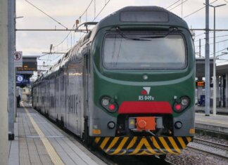 A ottobre abbonamenti ai treni dimezzati grazie ai soldi delle penali applicate a Trenitalia