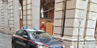 Preso dopo il furto all’interno di un negozio di abbigliamento