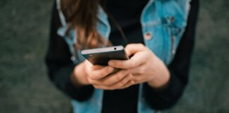 Sempre più online ma sempre più soli, il paradosso dei ragazzi social