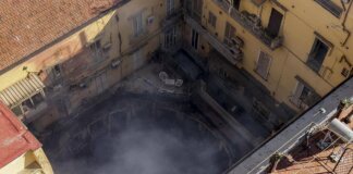 Teatro Sannazaro distrutto, la promessa di Giuli: “Tornerà a splendere”. Oggi il ministro a Napoli