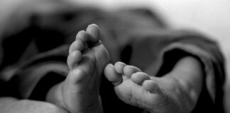 Tirolo, bimbo di 3 anni torturato e lasciato morire di fame: per i genitori “era posseduto”