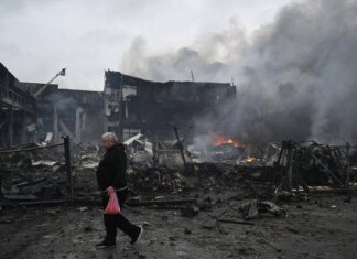 Ucraina, ancora raid su Kiev. Dalla Russia dubbi sugli Usa: “Azioni incoerenti”