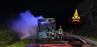 Autobus di linea in fiamme a Scarlino: paura all’alba sulla provinciale
