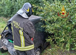 Schianto fatale alle porte di Grosseto: la vittima è un uomo di 46 anni vigili del fuoco