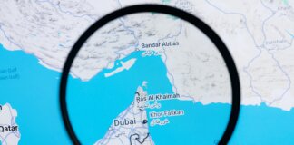 Attacco all’Iran e Stretto di Hormuz chiuso: petrolio verso i 100 dollari e caos nei cieli