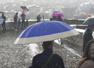 Caldo non dura, in arrivo pioggia e freddo: come cambia meteo in Italia